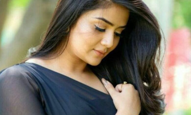 khubsurat ladki ke liye shayari in hindi ka collection jo har romantic pal ko aur bhi khaas bana de